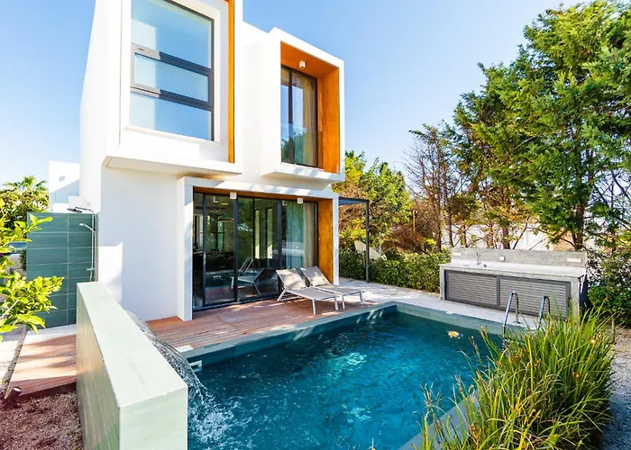 Villa Laurus 4 By Ezoria Villas